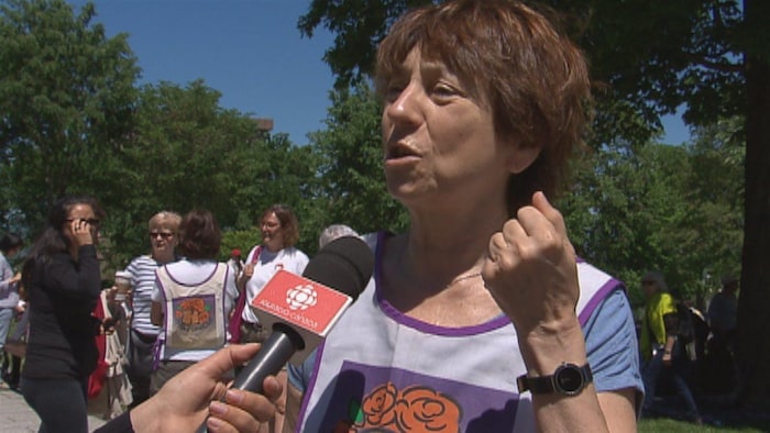 Françoise David interrogée par un journaliste de Radio-Canada avec son dossard de la marche.