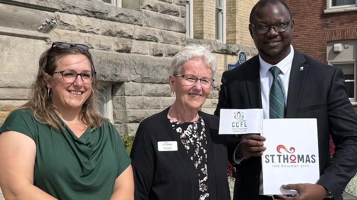De gauche à droite, Alexandra Brioso, Joan Rymal et Abdoulaye Sako devant l’hôtel de ville de St. Thomas.