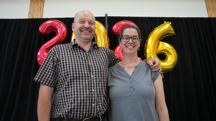 Simon Lepage et Karen Wall sont debout côte à côte.