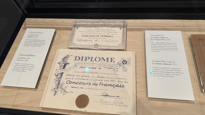 Un ancien diplôme de concours de français exposé dans un musée.