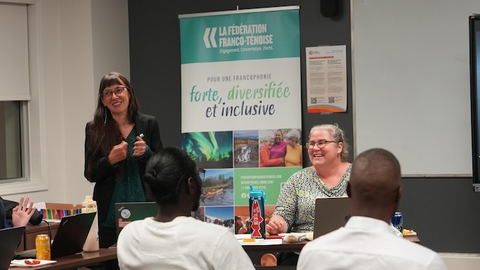 Audrey Fournier et Sophie Gauthier parlent à des membres de la communauté.