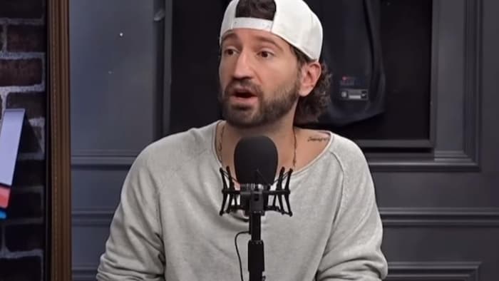 Frank Crupi devant un micro.
