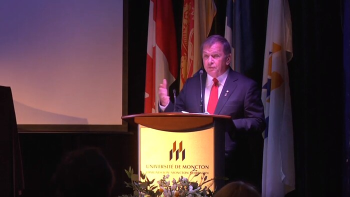 Frank McKenna prononce un discours à l'Université de Moncton.