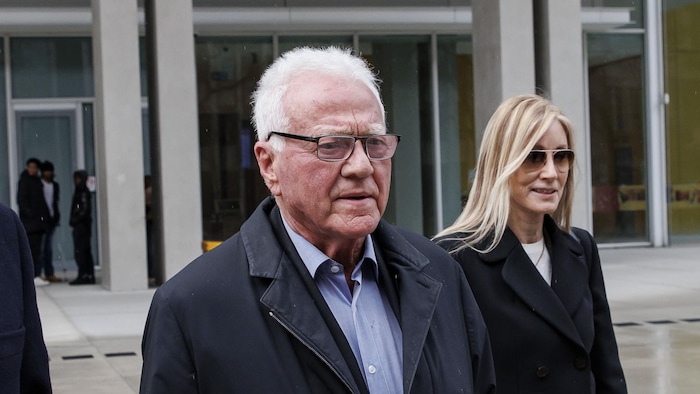 Frank Stronach sort du palais de justice à Toronto, le 11 avril 2025.