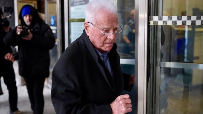 Frank Stronach près d’une porte du palais de justice à Toronto au 361, avenue University, le 3 février 2026.