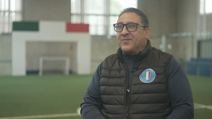 Frank Valente sur un terran de soccer.