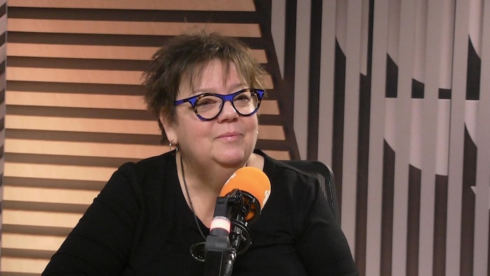 La Fransaskoise Sylvie Bergeron en entrevue à Radio-Canada, le 21 novembre 2025.