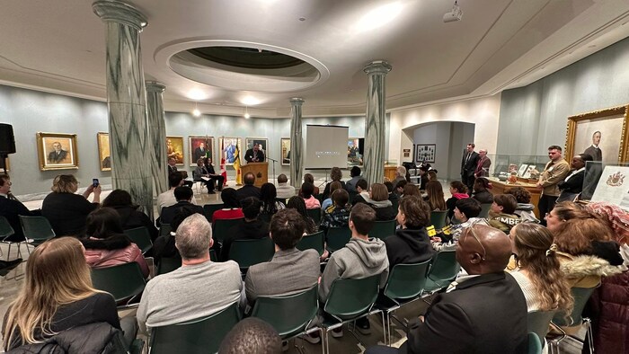 Un public écoutant le discours du président de l'ACF, Denis Simard le 24 mars 2025.