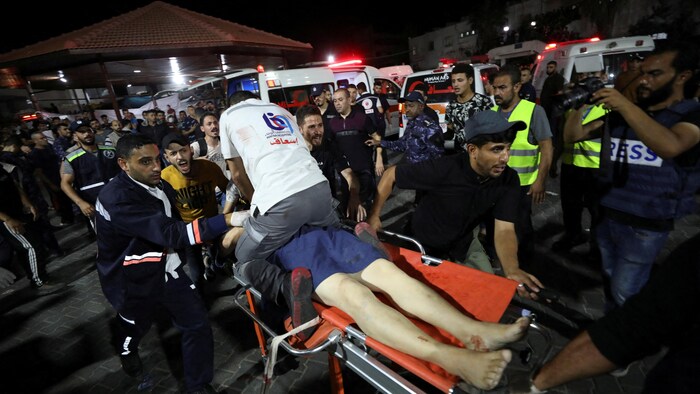 Une personne blessée reçoit les premiers soins à Gaza.