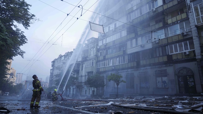 Les secouristes ont éteint l'incendie d'une maison résidentielle gravement endommagée par une frappe russe à Kiev, en Ukraine, le jeudi 10 juillet 2025.