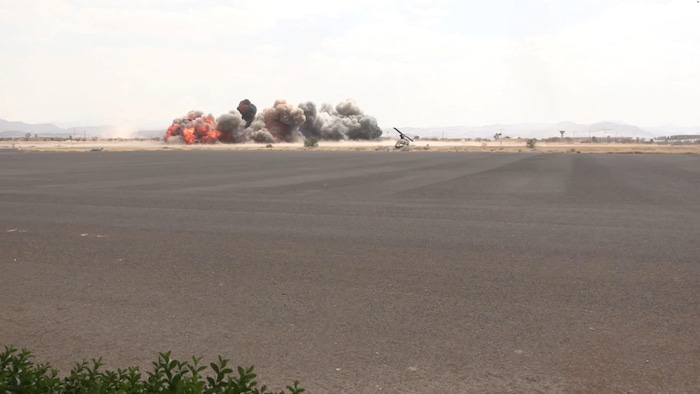 De la fumée s'élève après une frappe aérienne à l'aéroport international de Sanaa.