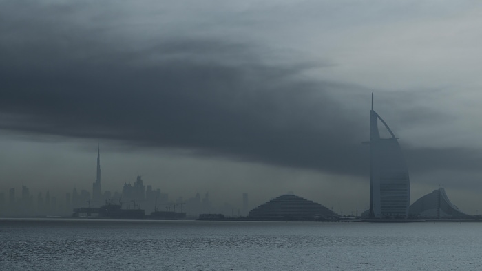 De la fumée au-dessus de Dubaï, aux Émirats arabes unis, le 13 mars.