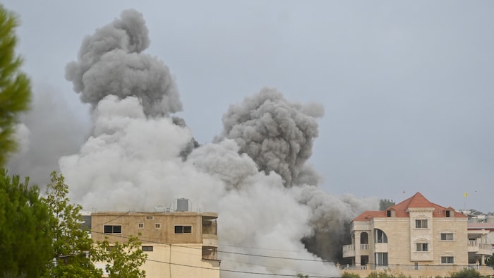 De la fumée s'élève du tract d'une frappe aérienne israélienne qui a visé le colony de Tayr Debba, dans le sud du Liban.