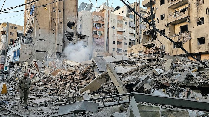 Un immeuble n'est plus qu'un tas de gravats, tandis que les immeubles adjacents d'une demi-douzaine d'étages sont lourdement endommagés.