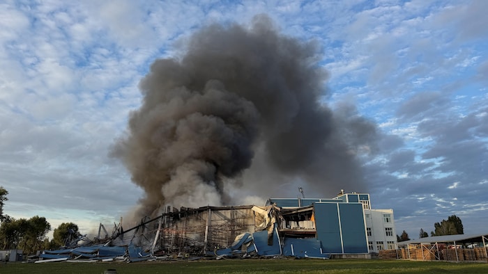 Des pompiers interviennent pour éteindre le feu dans un entrepôt touché par une frappe de drone russe dans la région de Kiev le 25 septembre 2026. 