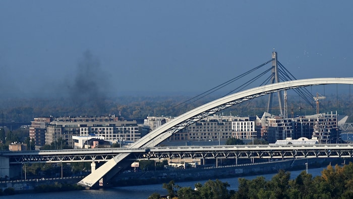 Cette photographie montre l'explosion d'un drone lors d'une attaque aérienne à Kiev.