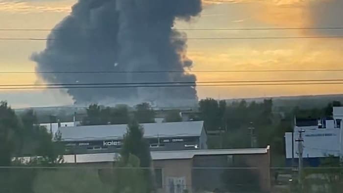 De la fumée s'élève dans le ciel.