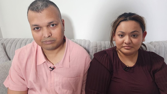 Asif Mohammed et sa conjointe Salwa Sultana sont assis au salon.