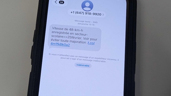 Un téléphone cellulaire avec un message texte.