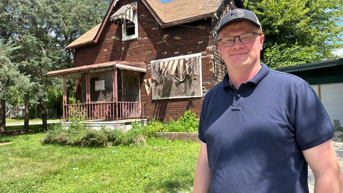 Frazier Fathers devant une maison.