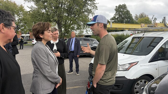 Christine Fréchette en discussion avec un citoyen.