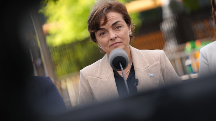 Christine Fréchette derrière un micro