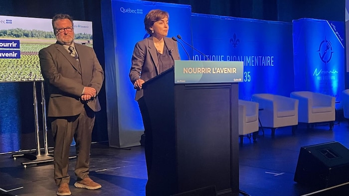 Christine Fréchette s'adresse aux agriculteurs.