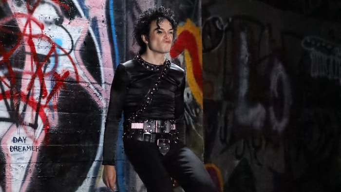 Freddy Dufour fait un mouvement de Michael Jackson devant un grafiti. 