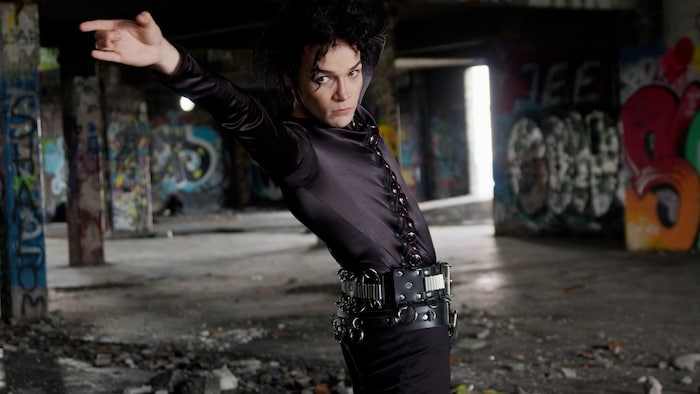 Freddy Dufour fait un mouvement de Michael Jackson.