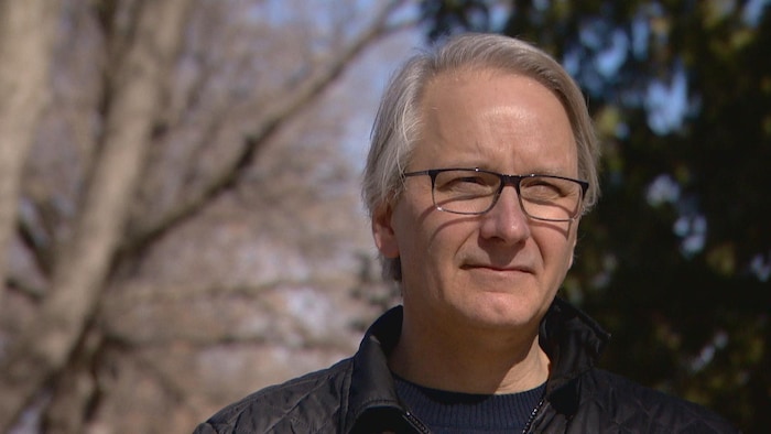 Portrait du professeur de science politique à l'Université de l'Alberta Fédéric Boily en extérieur.