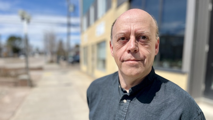 Frédéric Boudreault avec un visage sterne.