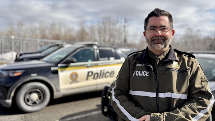 Un policier.