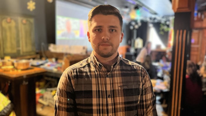 Frédéric Duret debout dans une salle. 