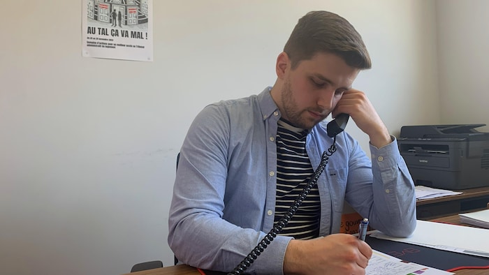 Frédéric Duret parle au téléphone à son bureau.