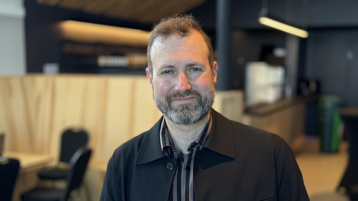 Frédéric Lagacé sourit devant la caméra
