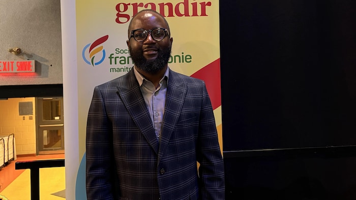 Frédéric Mirindi est devant une bannière de la SFM. Le 22 septembre 2026.