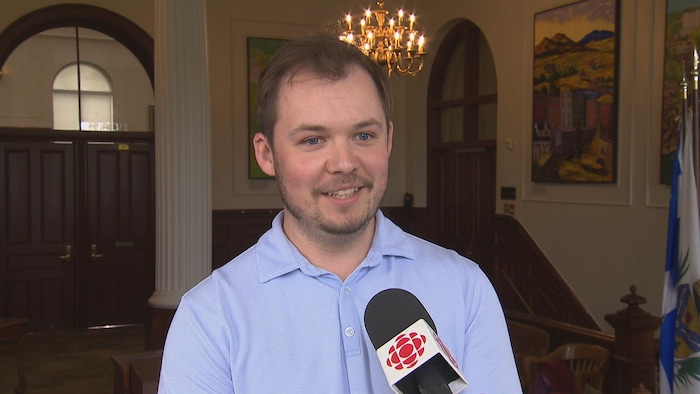 Frédéric Pomerleau réalise une entrevue à l'hôtel de ville de Sherbrooke. 