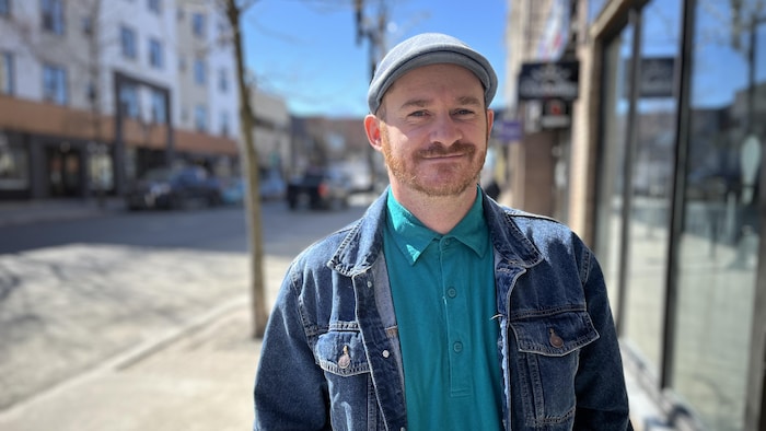 Frédéric Roy-Hall sur l'avenue Principale à Rouyn-Noranda, souriant.