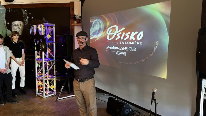 Frédéric Roy-Hall avec un micro-casque durant le dévoilement de programmation d'Osisko en lumière.