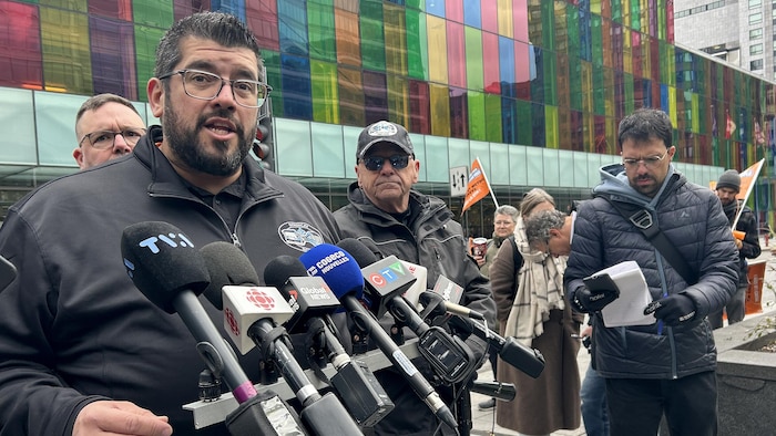 Frédéric Therrien répond aux questions de journalistes lors d'un constituent   de presse devant le Palais des congrès de Montréal.