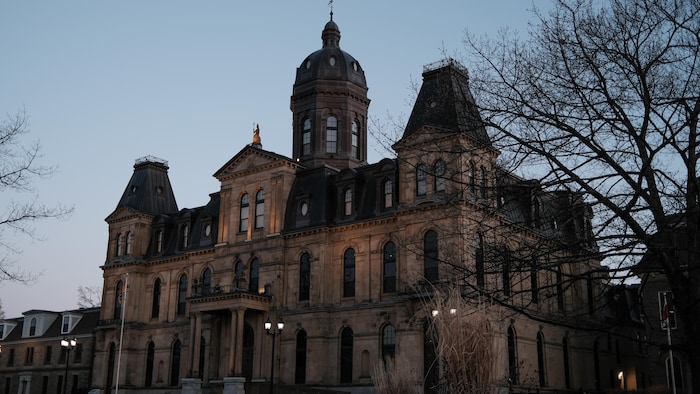 L'Assemblée législative du Nouveau-Brunswick le printemps alors que le soleil se couche.
