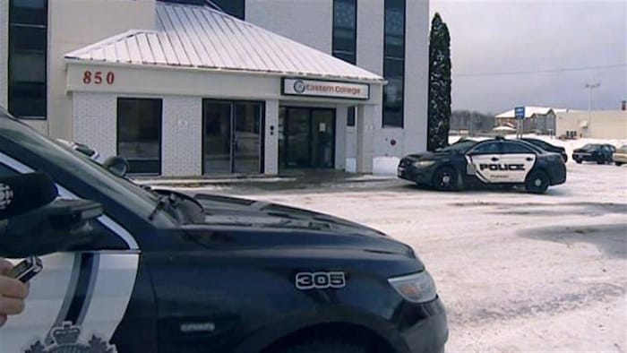 Des voitures de la force policière de Fredericton devant le Collège Eastern