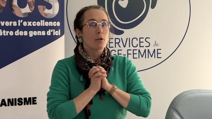 Frédérique Cornellier s'adresse à son auditoire. 
