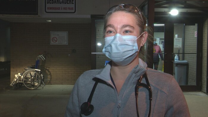 Frédérique Roy devant l'hôpital.