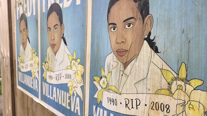 Des affiches présentant Fredy Villanueva, avec ses années de naissance et de décès.
