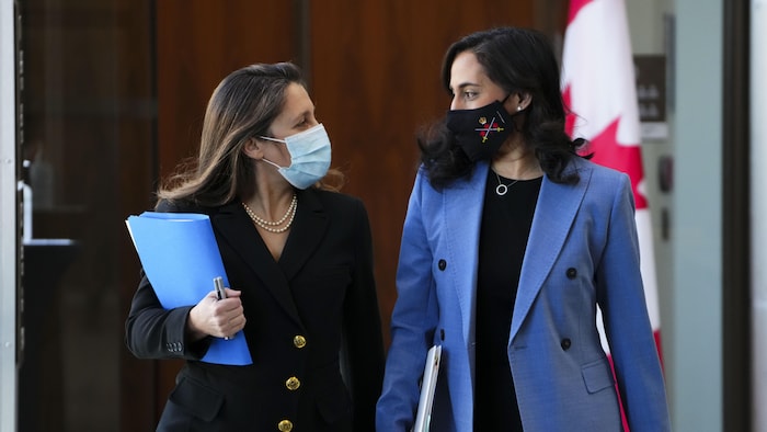 Les deux femmes arrivant à la conférence de presse.