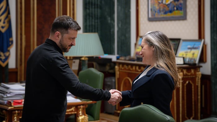 Volodymyr Zelensky serre la main de Chrystia Freeland.