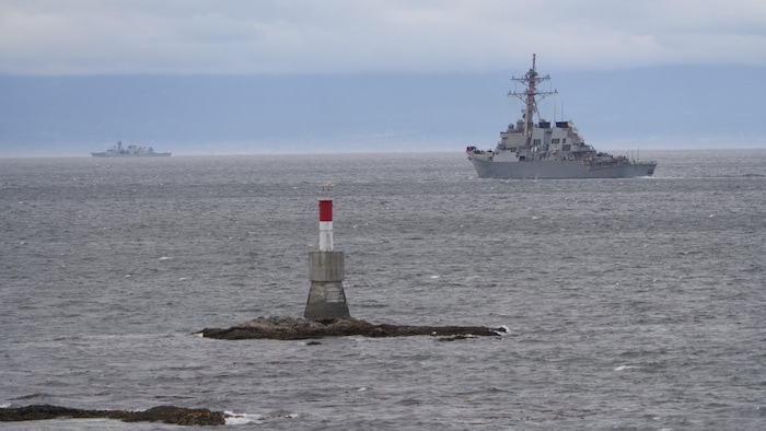 Un navire militaire au large.