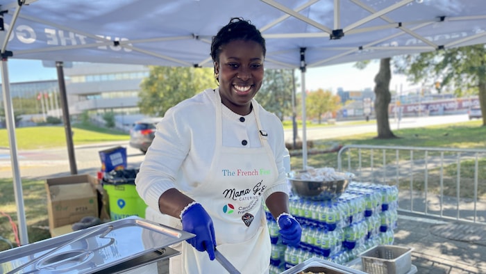 Kiosque proposant du riz et des plats aux saveurs africaines au French Fest.

