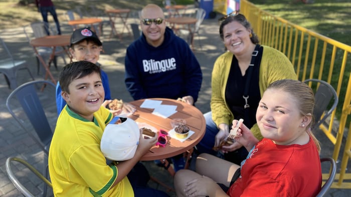 Une famille déguste des produits locaux au French Fest à Sudbury.